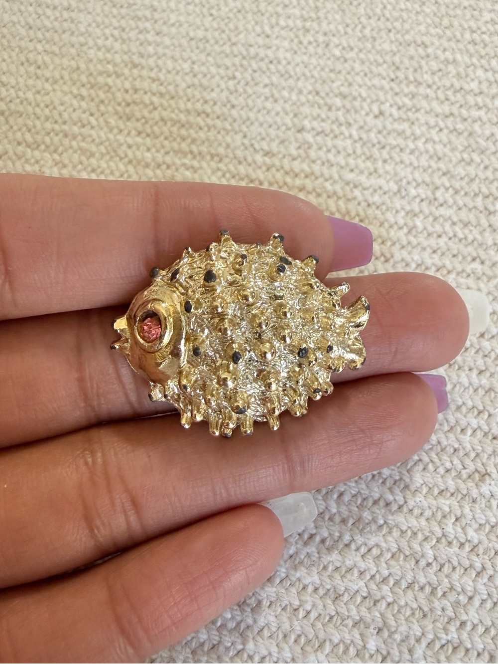 Vintage textured gold-tone pufferfish / blowfish brooch